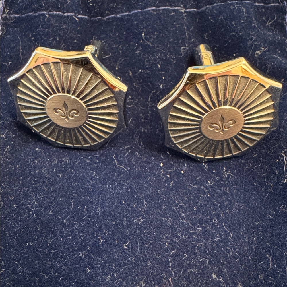 HICKOK fleur de Lis silver tone cuff links 🐈⬛